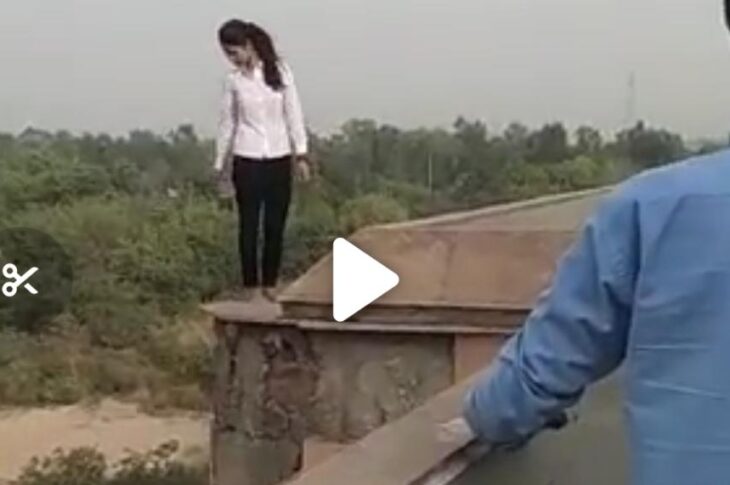 Girl jumped on the wall of Delhi's Akshardham metro station