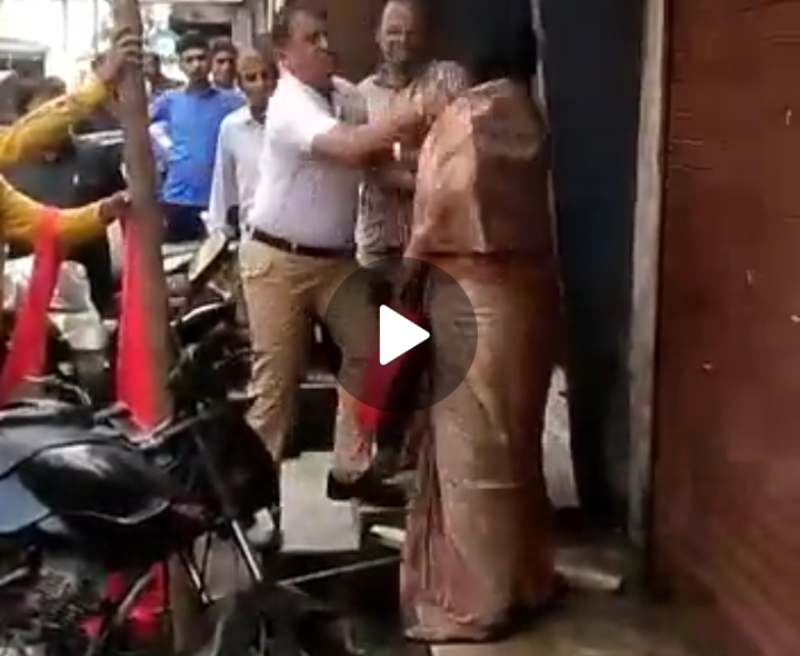 Video viral man badly hitting & pushing a woman