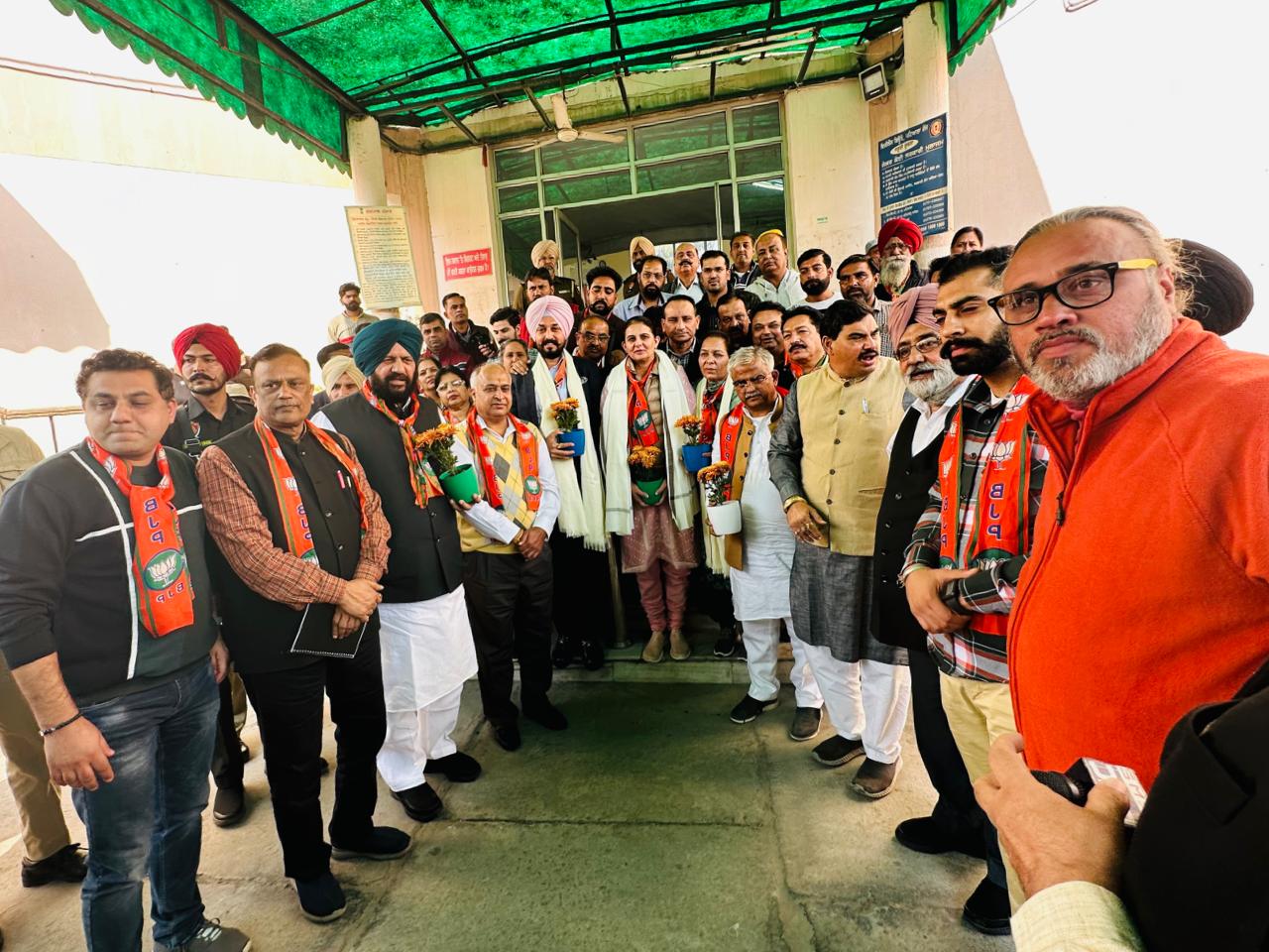 Jai Inder Kaur celebrates BJP's Gujarat election win with party workers