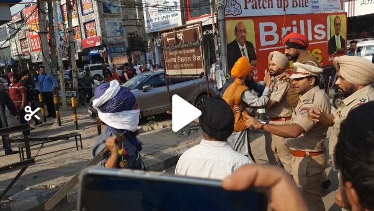 Patiala:Nihang flashes sword as police comes to rescue