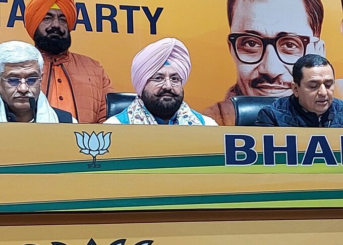 Fateh Jung Singh Bajwa joins BJP