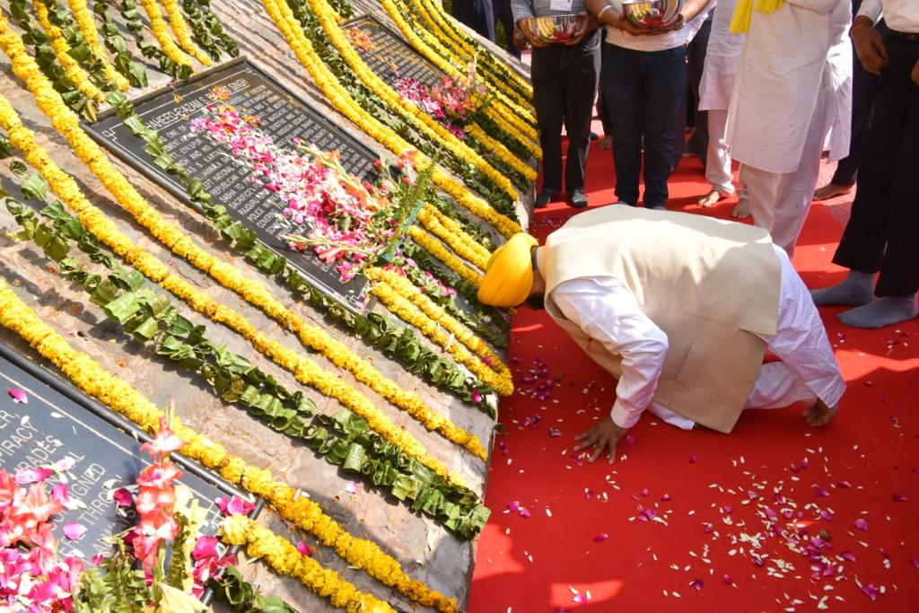 Punjab Chief Minister Bhagwant Mann paying floral tributes