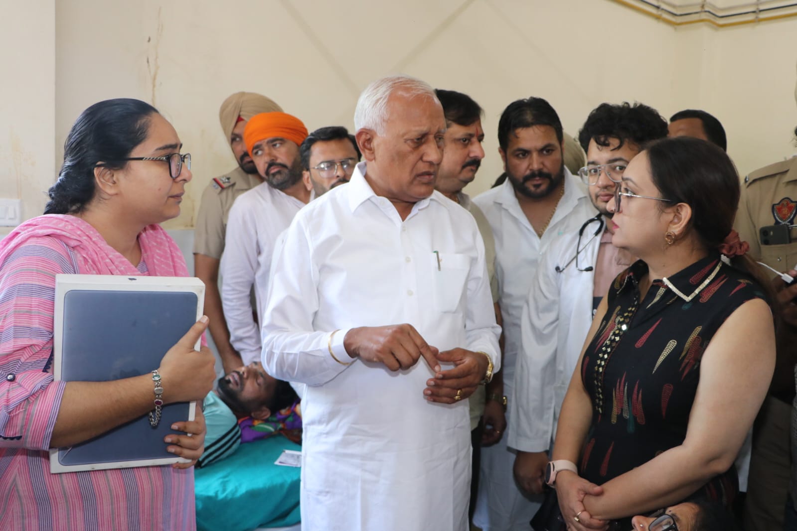 Punjab News: BARINDER KUMAR GOYAL VISITS HOSPITAL, REVIEWS TREATMENT OF PERSONS TAKEN ILL AFTER CONSUMING FOOD AT WEDDING FUNCTION