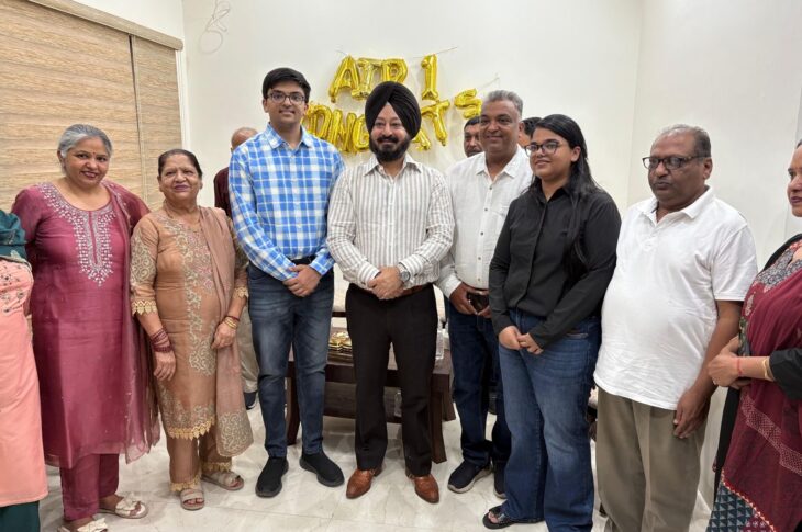 Patiala News: ਪਟਿਆਲਾ ਦੇ ਨੂਰ ਸਿੰਗਲਾ ਨੇ CA ਫਾਈਨਲ 'ਚੋਂ ਦੇਸ਼ ਭਰ 'ਚੋਂ ਲਿਆ ਪਹਿਲਾ ਰੈਂਕ; ਵਿਧਾਇਕ ਅਜੀਤਪਾਲ ਸਿੰਘ ਕੋਹਲੀ ਨੇ ਨੂਰ ਸਿੰਗਲਾ ਦਾ ਘਰ ਪਹੁੰਚ ਕੇ ਕੀਤਾ ਸਨਮਾਨ