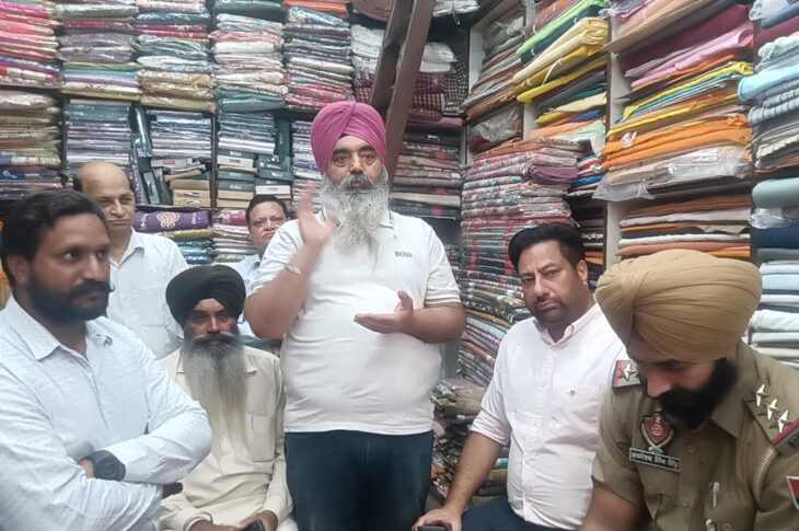 Patiala  News: ਪੰਜਾਬ ਟ੍ਰੇਡ ਕਮਿਸ਼ਨ ਦੇ ਵਾਈਸ ਚੇਅਰਮੈਨ ਗੁਰਪ੍ਰੀਤ ਸਿੰਘ ਧਮੋਲੀ ਅਤੇ ਡੀ ਐਸ ਪੀ ਮਨਜੀਤ ਸਿੰਘ ਨੇ ਕੀਤੀ ਕੱਪੜਾ ਮਾਰਕੀਟ ਦੇ ਦੁਕਾਨਦਾਰਾਂ ਨਾਲ ਮੁਲਾਕਾਤ