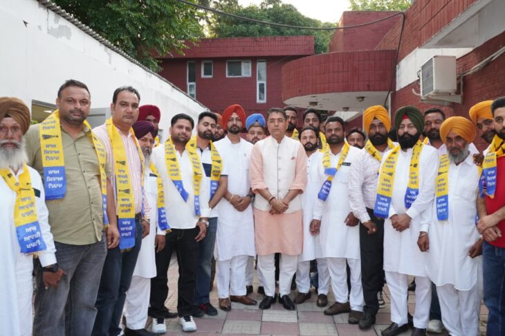 Punjab News: Major Boost to AAP, Shri Hargobindpur Municipal Committee President Navdeep Singh Pannu, Several MCs and Congress Leaders from Pathankot Join the Party