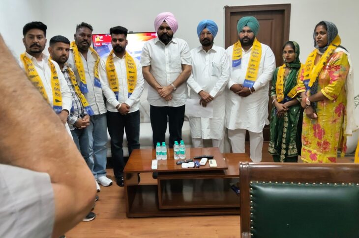 Boha and Bareta's Independent Councillors Join AAP OSD Rajbir Ghuman Welcomes All the Councillors into the Party Chandigarh, June 10 After securing a resounding victory in the Municipal Corporation, Municipal Council, and Nagar Panchayat elections in Punjab, the Aam Aadmi Party has received a further major boost in the Budhlada constituency. On Wednesday, several independent councillors from the Municipal Councils of Boha and Bareta joined the AAP in the presence of Rajvir Singh Ghuman, OSD to Chief Minister Bhagwant Mann, and Principal Budh Ram, MLA from Budhlada constituency. Welcoming all the councillors into the party, OSD Rajbir Ghuman said that their induction would further strengthen the party’s support base in the constituency and give new momentum to development works. He said that people from various sections of society, as well as elected representatives, are joining the AAP after being impressed by the pro-people initiatives being carried out in Punjab under the leadership of Chief Minister Bhagwant Mann. The councillors who joined the party include Kulwant Singh, Ward No. 6; Kirpal Singh Khalsa, Ward No. 4; and Charanjit Singh Channi, Ward No. 1, from Boha Municipal Council. From Bareta Municipal Council Gagandeep Singh, Ward No. 8; Lakhwinder Kumar Lucky, Ward No. 10; Manpreet Kaur, Ward No. 12; Amarjit Devi, Ward No. 7; Gagandeep Kaur, Ward No. 9; and Sandeep Kaur, Ward No. 11 joined the AAP. On this occasion, MLA Principal Budh Ram said that the people of the Budhlada constituency are appreciating the politics of development, transparent governance, and public welfare. He said that all the councillors who have joined the party will work with full dedication for the development of their respective areas. The newly inducted councillors also assured that they would work with complete honesty to strengthen the party’s ideology and ensure the overall development of their areas.