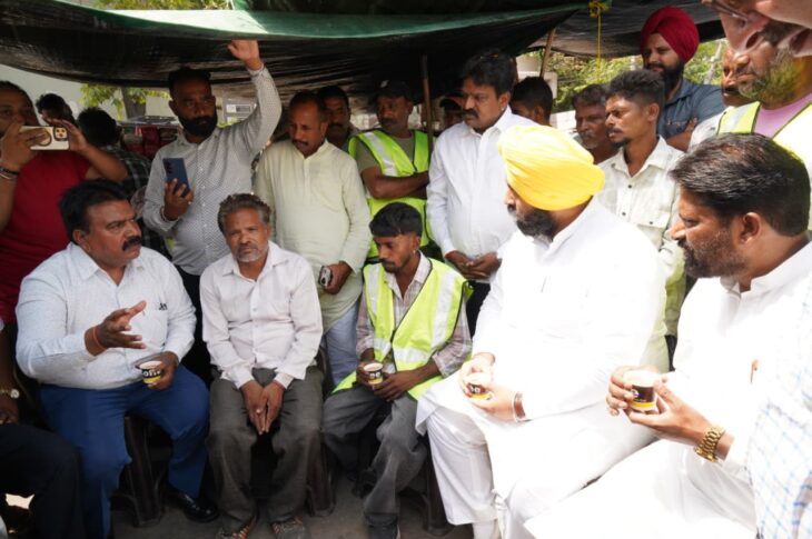 Punjab News: FROM BROOM TO BLUEPRINT: HARJOT BAINS SITS WITH SAFAI SEWAKS OVER CHAI TO PUSH MISSION CLEAN PUNJAB