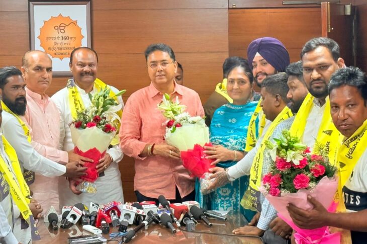 Punjab News: Senior BJP Leaders Sunil Cham and George Sagar Join AAP Along with Hundreds of Supporters