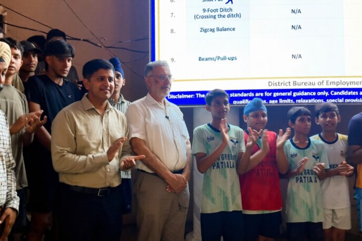 Patiala News:Health Minister and DC created awareness among children through flex boards carrying information about the security forces