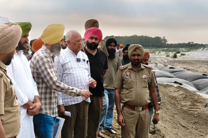 Punjab News: BARINDER KUMAR GOYAL REVIEWS SATLUJ EMBANKMENT WORKS AT SASRALI COLONY IN LUDHIANA