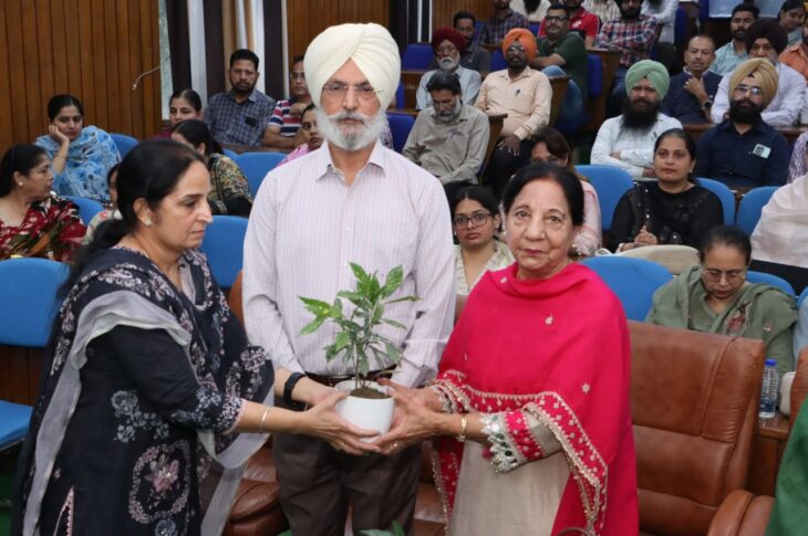 Patiala News:ਭਾਸ਼ਾ ਵਿਭਾਗ ਪੰਜਾਬ ਦੇ ਵਿਹੜੇ ‘ਚ ਕਵਿੱਤਰੀਆਂ ਨੇ ਕਾਵਿ ਛਰਾਟਿਆਂ ਨਾਲ ਬਣਾਇਆ ਮਾਹੌਲ ਖੁਸ਼ਨੁਮਾ ਅੰਮ੍ਰਿਤਾ ਪ੍ਰੀਤਮ ਨੂੰ ਸਮਰਪਿਤ ‘ਸਾਵਣ ਕਵੀ ਦਰਬਾਰ’ ਦੌਰਾਨ ਕਵਿੱਤਰੀਆਂ ਨੇ ਛੋਹੀਆਂ ਸੂਖਮ ਸਮਾਜਿਕ ਤਰਬਾਂ