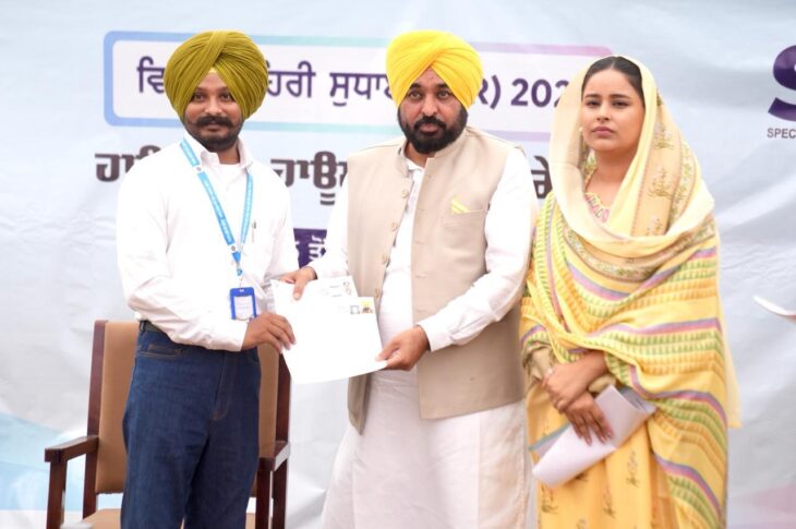 Punjab News: CM Bhagwant Singh Mann Gets Enumerated Under SIR-2026, Urges People to Complete Electoral Roll Verification  