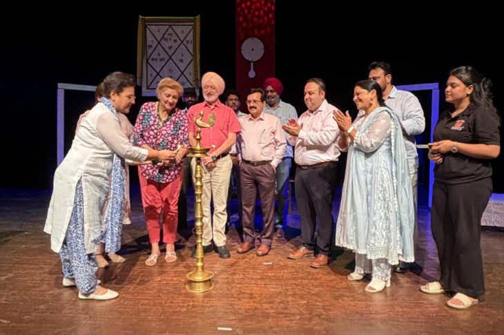 Punjab News:Suchetak Rangmanch presents Punjabi adaptation ‘Waqt Tainu Salaam Hai’ to a full house at Tagore Theatre