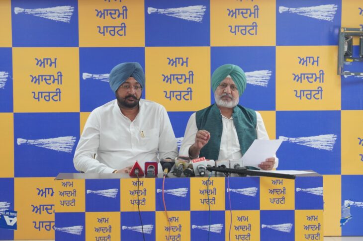 Punjab News:Congress Karyakartas Attack Mukh Mantri Teerath Yatra Bus in Amritsar
