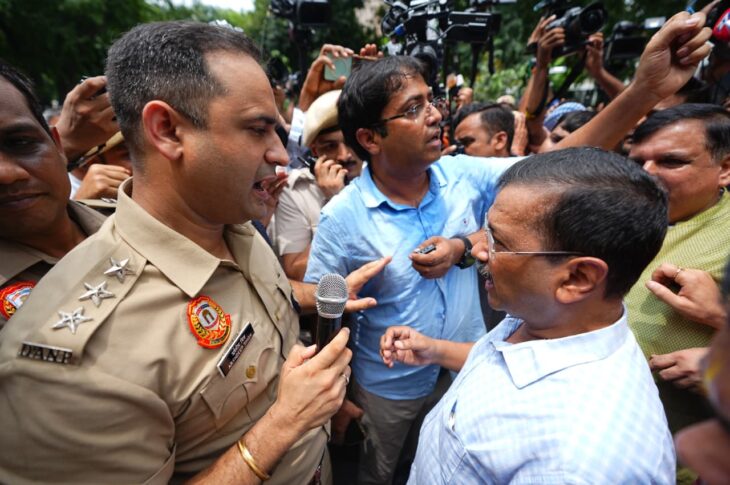 Punjab News:Police Stop Arvind Kejriwal on Way to Meet Prime Minister With 100 Victims to Oppose E-20 Petrol