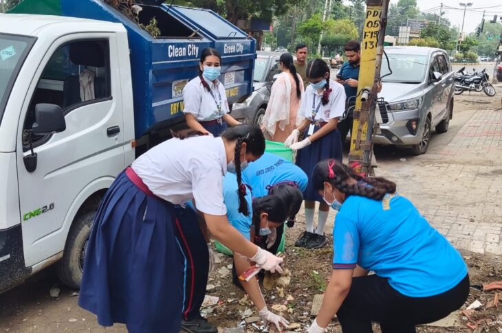 Patiala News:Students, Public joined hands with PPCB, Corporation in Cleaning five major roads in Patiala -Six organisations lift about 1700 kg waste in 2-day Mission Clean Patiala drive from 5 roads