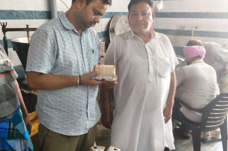 Patiala News:65 kg colored chum chum seized on suspicion basis