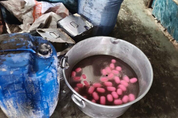 Patiala News:(65 kg coloured chum chum seized on suspicion basis)