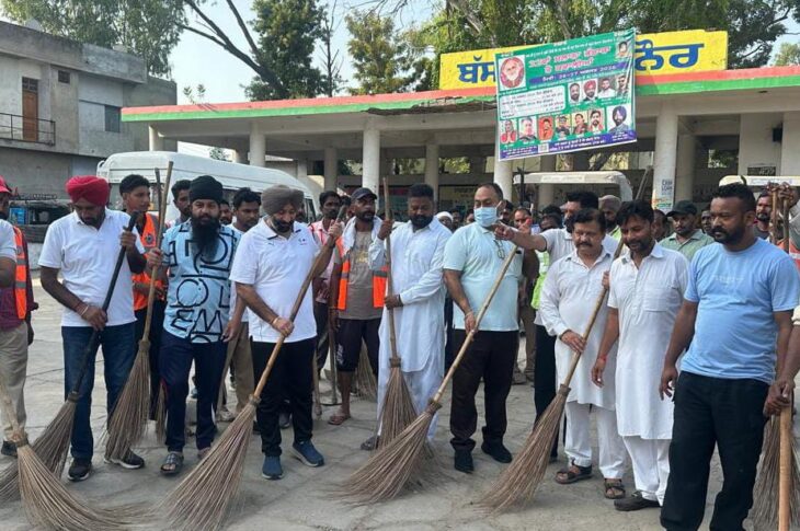 Patiala News:Under 'Mission Clean Punjab', Halqa Incharge Ranjodh Singh Hadana along with Municipal Council officials launched a special cleanliness drive