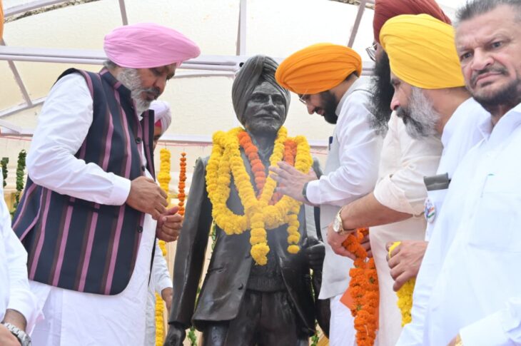 Punjab News:Cabinet Ministers Harpal Singh Cheema and Tarunpreet Singh Sond pay floral tribute to Shaheed Master Karnail Singh Issru