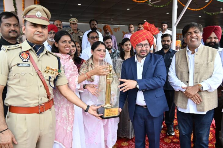Punjab News:80th Independence Day Jails, NRI Affairs and Parliamentary Affairs Minister Dr Ravjot Singh unfurls tricolour at Hoshiarpur