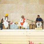 CM Bhagwant Singh Mann seeks blessings of Sri Sri Ravi Shankar with Arvind Kejriwal & Manish  Sisodia
