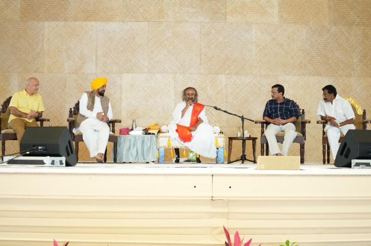 CM Bhagwant Singh Mann seeks blessings of Sri Sri Ravi Shankar with Arvind Kejriwal & Manish  Sisodia