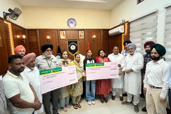 Patiala News:Baltej Singh Pannu, Chairman Juneja and MD Rana shared their grief with the heirs of the deceased PRTC conductor and handed over a cheque of Rs. 65.50 lakhs.