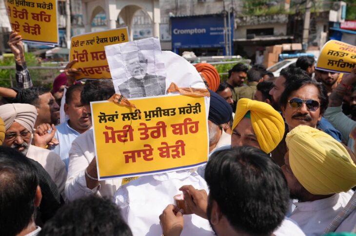 Punjab News:AAP Protests in Jalandhar & Pathankot Against Additional Charges on UPI, AAP Karyakartas Raise Slogans Against Modi Government & Burn Effigy