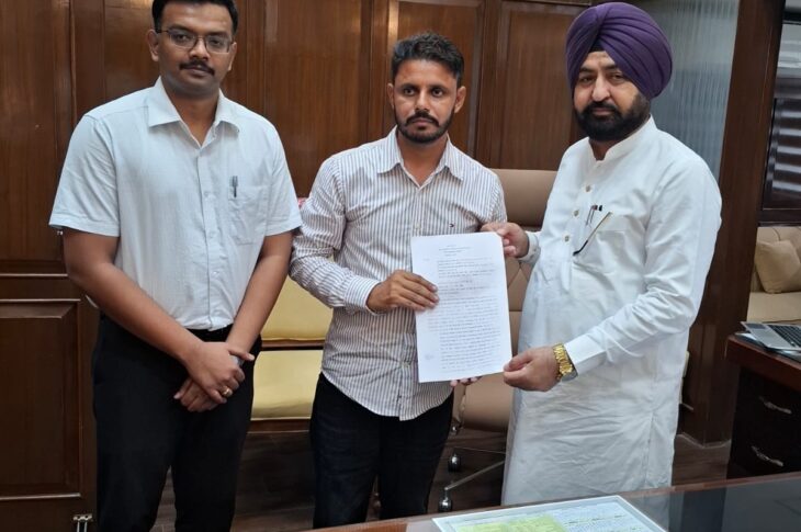 Punjab News:REVENUE MINISTER HARDEEP SINGH MUNDIAN HANDS OVER APPOINTMENT LETTERS TO THREE NEWLY RECRUITED CLERKS