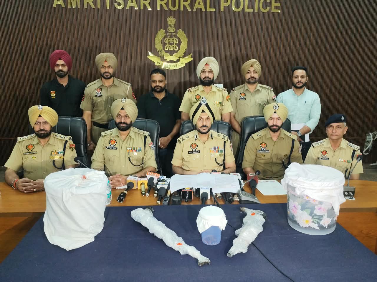 Punjab News:WOMAN, HER HUSBAND AND BROTHER USING LEASED GUAVA ORCHARD FOR CROSS-BORDER SMUGGLING HELD WITH 2 AK RIFLES, 10KG HEROIN