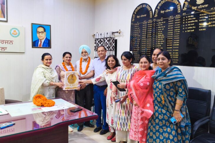39 Mrs. Kulvir Kaur retired after one year of service. Patiala 30 September ( ) Smt. Kulvir Kaur, who was serving as District Information and Education Officer at the Civil Surgeon's Office, has retired from her post after serving in government service till the age of 58 years . Civil Surgeon Dr. Shelly Jaitley said that Mrs. Kulvir Kaur was posted as M.P.H.W (F) at PHC Sangatmandi in 1987 and in the year 2024 she was posted as District Information and Education Officer at Civil Surgeon Office Patiala and the employee gave her 39 years of excellent services to the department . He has been retired by the department after completing his government service and attaining the age of 58 years . He said that the employee rendered his services to the department with complete honesty, efficiency , dedication and passion . He also fought for employee rights throughout his life . They prayed to God for the employee's long life, good health, and happiness in his home and family after retirement . Mrs. Kulvir Kaur thanked the employees of all branches of the Civil Surgeon's Office for their cooperation in her work .