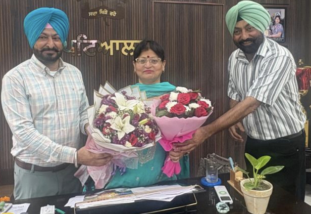 Patiala News:Principal Vijay Kapoor honored on arrival in Patiala