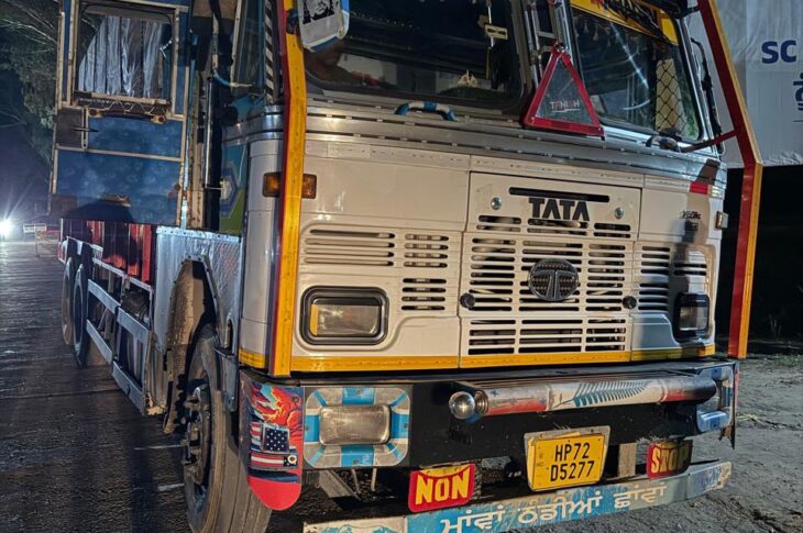 Patiala News:Interstate Barrier Market Committee handed over to the police a truck loaded with PR paddy coming from Uttar Pradesh at Dudhansadhan