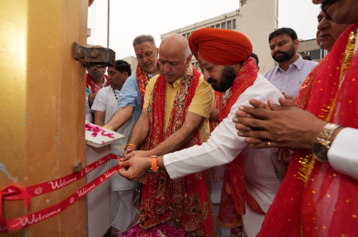 Patiala News:Manish Sisodia pays obeisance at Mata Shri Kali Devi Temple on first day of Ashwin Navratri along with Health Minister, MLA Kohli and Mayor