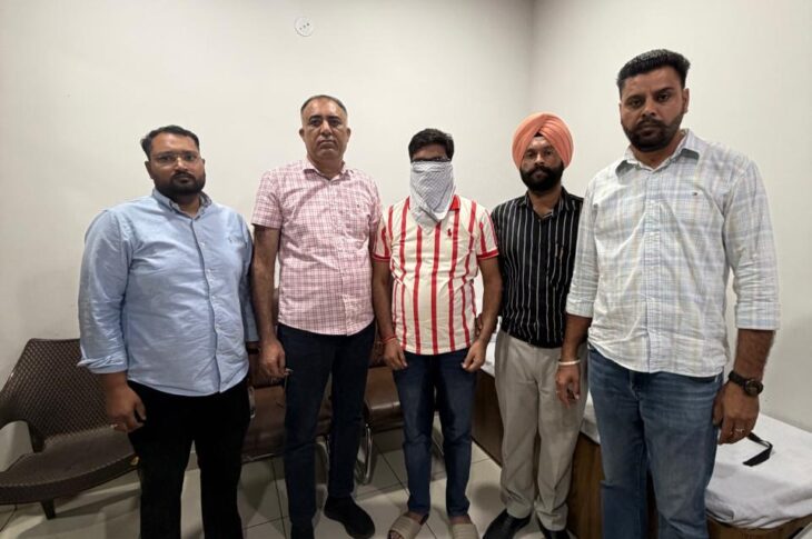 Punjab News:Vigilance Bureau nabs Patwari red handed accepting bribe of Rs 30,000/-
