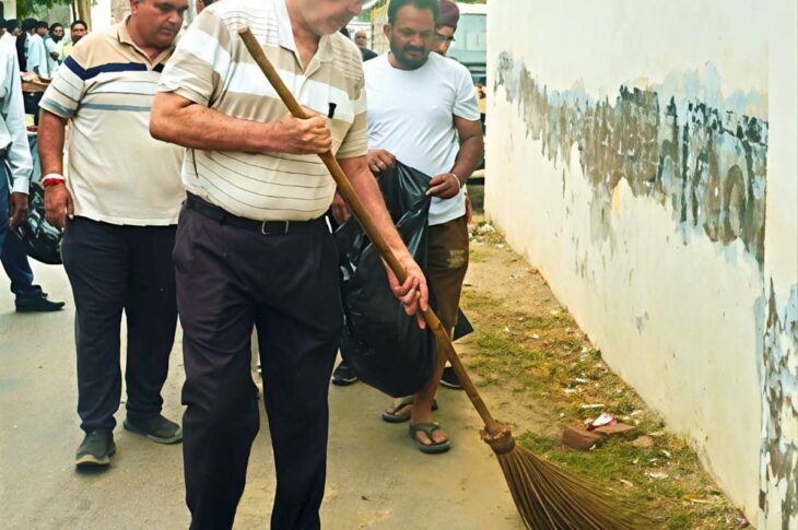 Patiala News:Under Mission 'Clean and Green Patiala', Health Minister creates awareness among people by cleaning himself