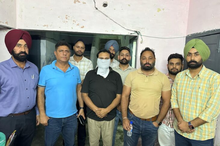 Punjab News:Vigilance Bureau nabs SHO red handed accepting bribe of Rs 1,00,000/-