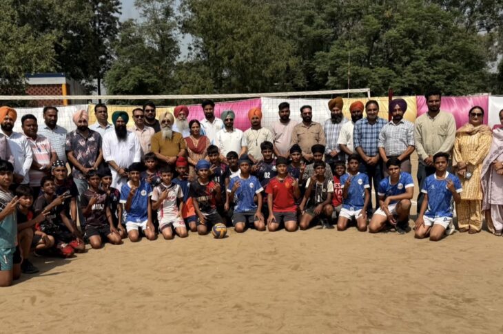 Patiala News:District Education Officer Shalu Mehra (S.Ed.) blessed the volleyball players.